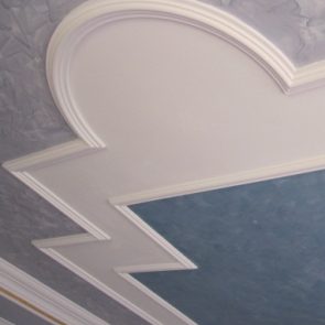 Stuckdecke mit Spachteltechniken