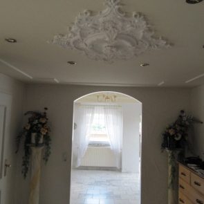 Stuckdecke und Stucksäulen