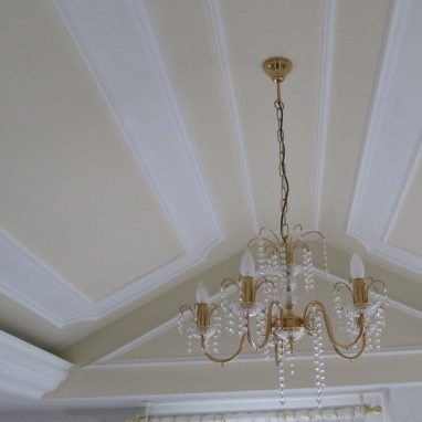 Deckengestaltung mit Stuckleisten und indirekter Beleuchtung