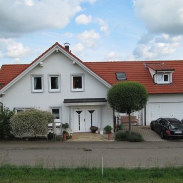 Einfamilienhaus mit Wärmedämmung und Fensterfaschen