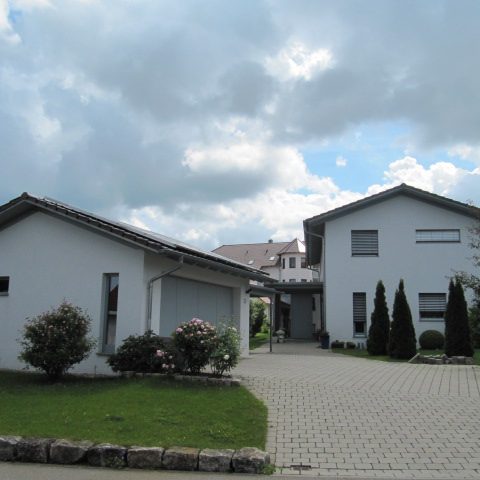 Außenputz an Einfamilienhaus und Garage